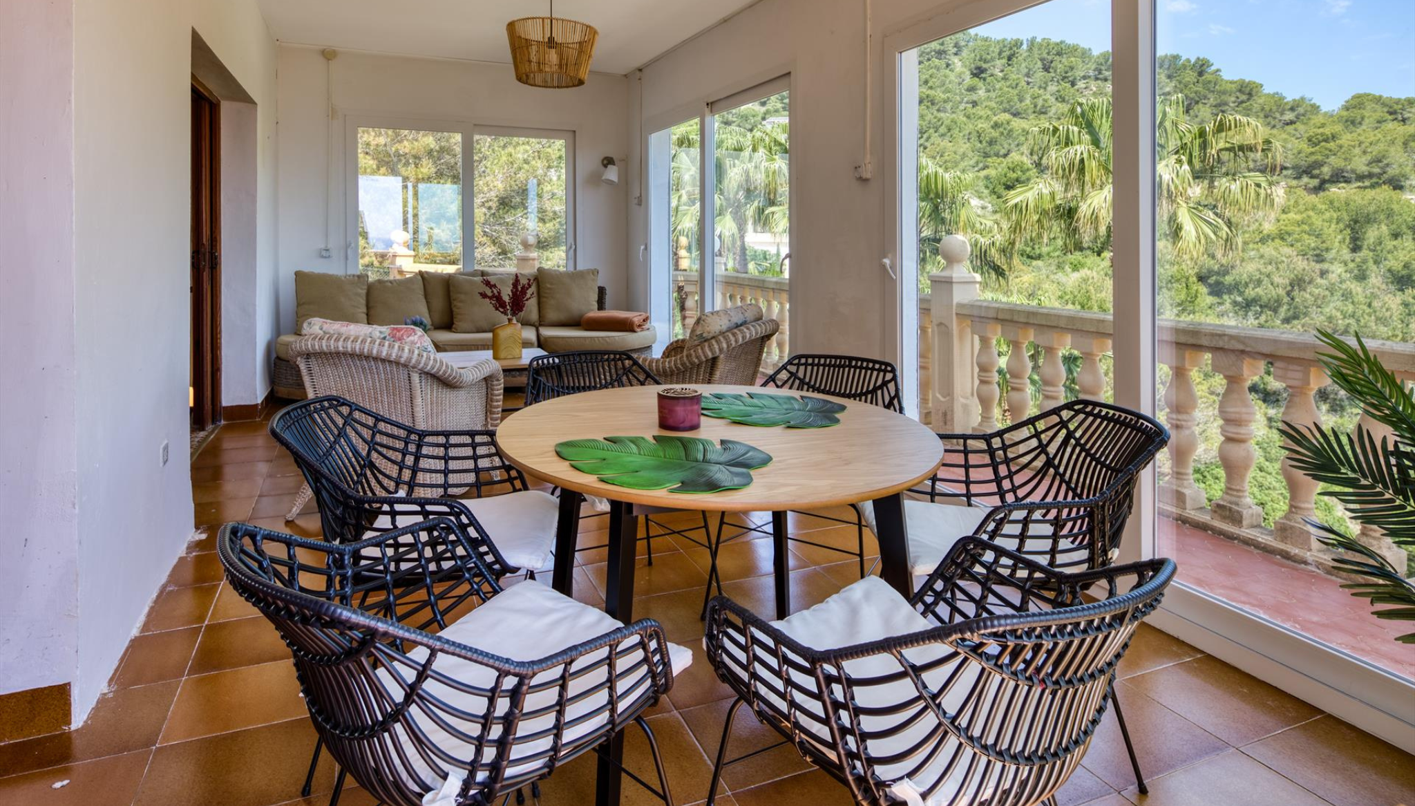 Espacio acristalado con comedor y vistas al exterior