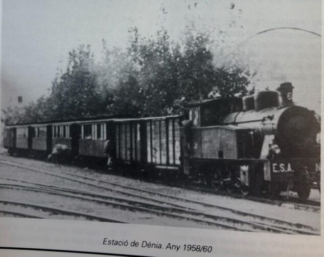 Imagen: Estación de tren de Dénia a finales de los 50 | Foto revista Aguaits