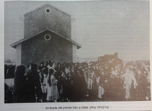 Imagen: Llegada del primer tren a Gata de Gorgos  | Foto revista Aguaits