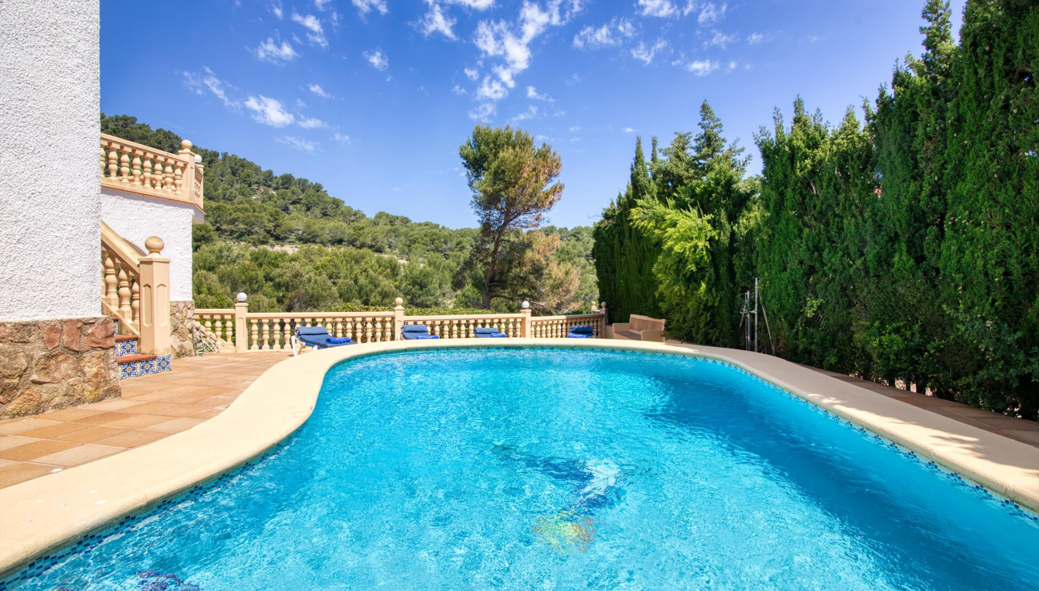 Piscina con vistas despejadas y zona de descanso