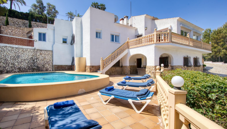 Piscina privada con zona de tumbonas