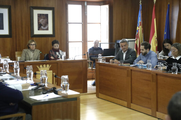 Imagen: Alcaldesa y PSOE durante un pleno de Xàbia