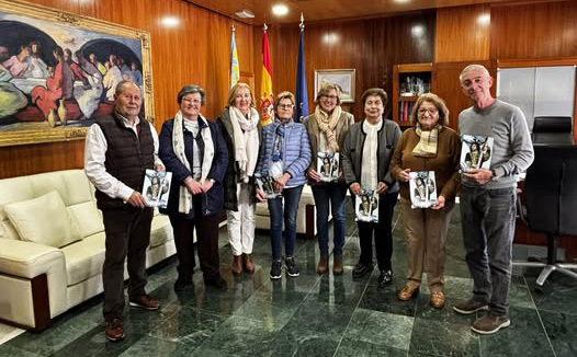 Imagen: Representantes de la Cofradia de Jesús Nazareno de Xàbia con la alcaldesa