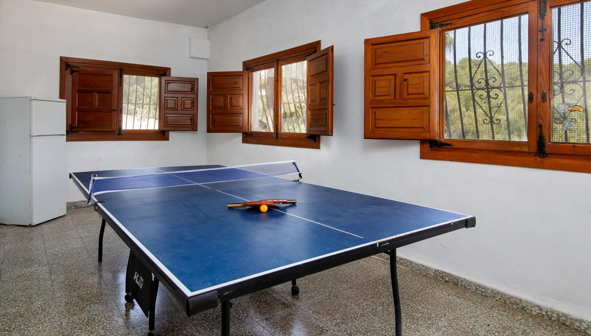 Sala de entretenimiento con mesa de ping pong