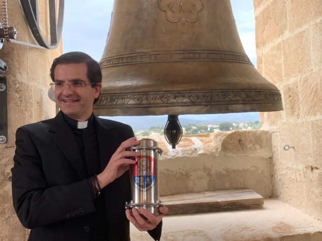 Imagen: El párroco D. Juan Antonio Navarro con la cápsula del tiempo que sepultan en la Iglesia de San Bartolomé de Xàbia