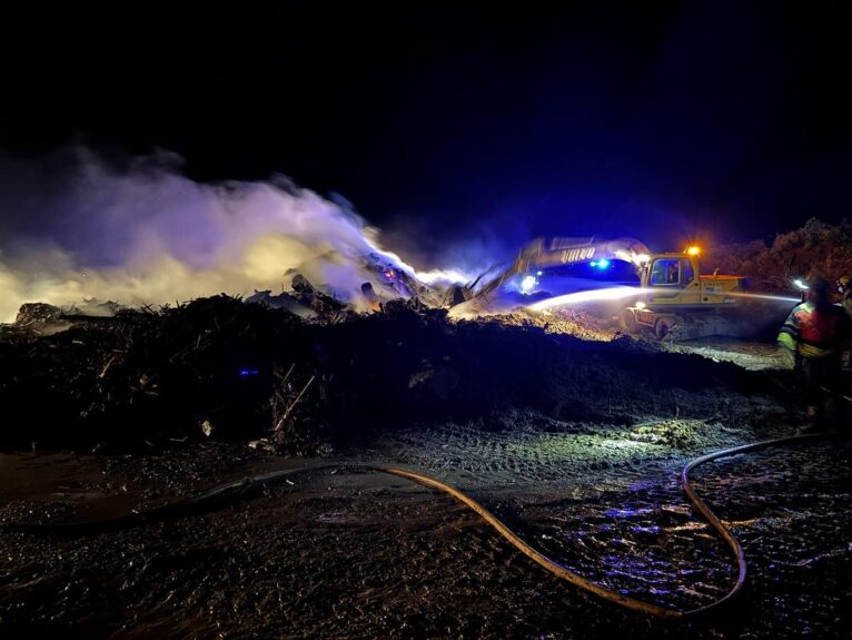 Trabajos de extinción en el incendio de Xàbia