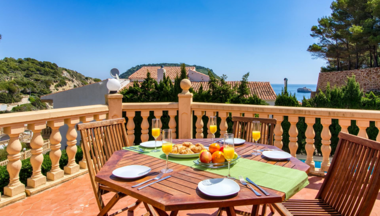 Zona de comedor al aire libre con vistas